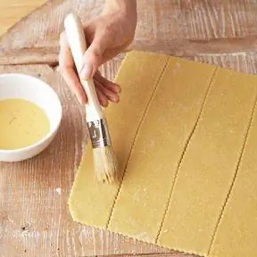 Нанесение яичной смывки на тесто