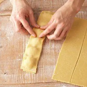 Запечатайте края равиоли