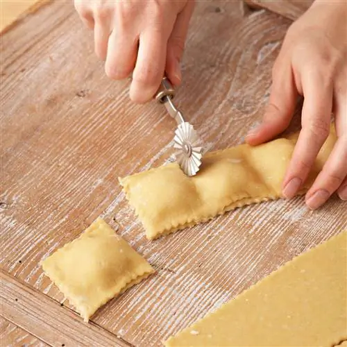 Отдельные равиоли с помощью кондитерского колеса