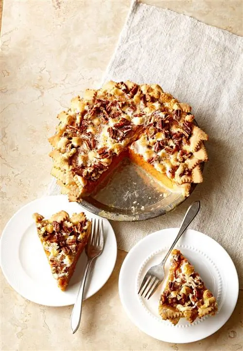 Пирог из сладкого картофеля с мальвой и пралине