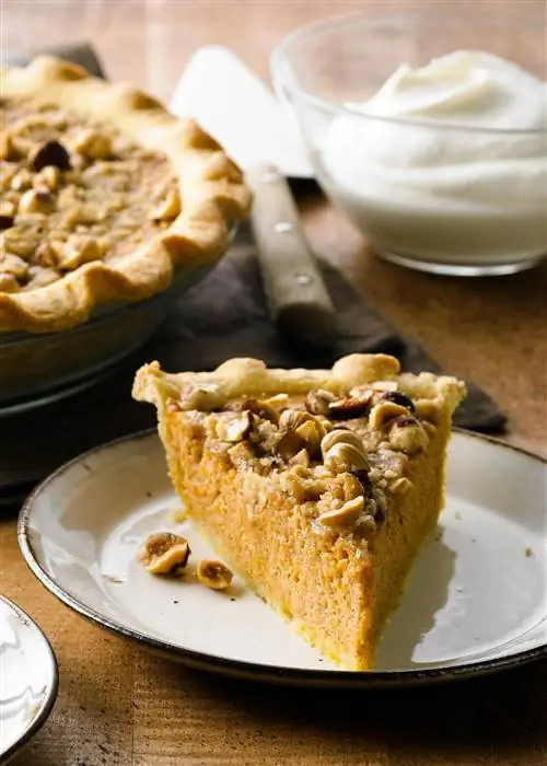 Картофельный пирог с начинкой из фундука и штрейзеля