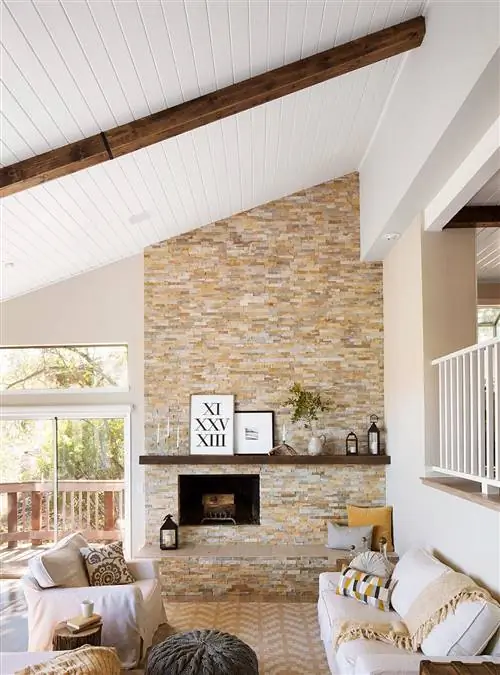 большой открытый кирпичный камин большой комнаты