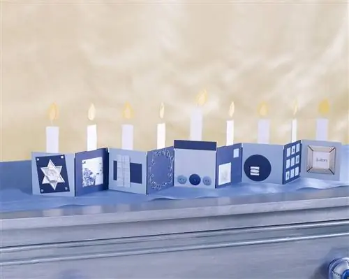 Аккордеонная открытка в стиле ханукальной меноры на каминной полке