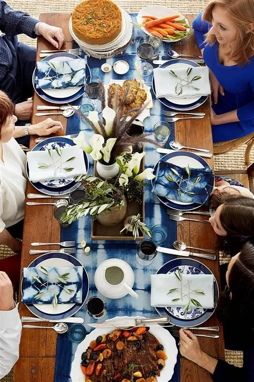 сине-белый окрашенный окунанием ханукальный стол и люди