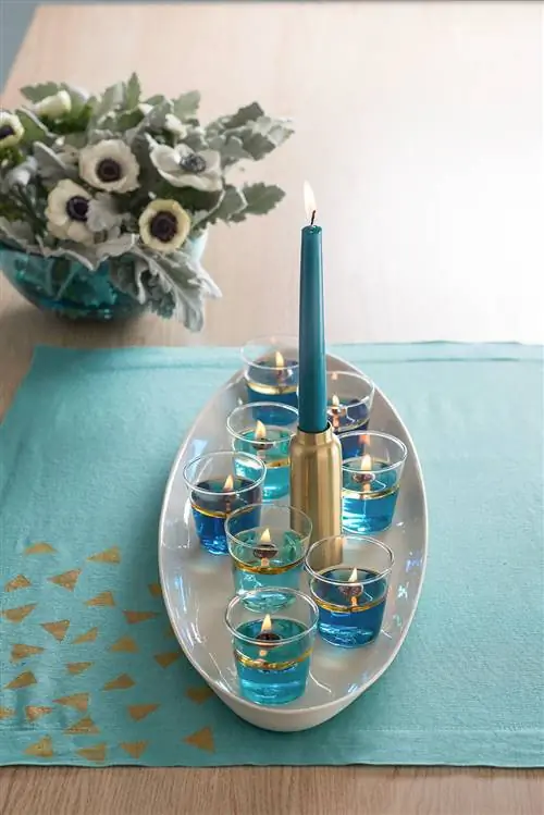 Ханукальные синие свечи на столе