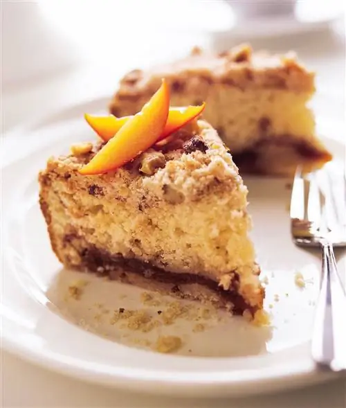 Кофейный торт с хурмой и орехами