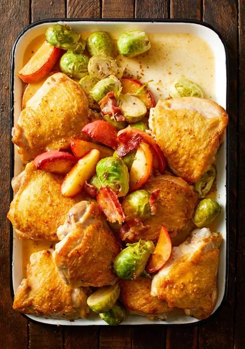 Жаровня с курицей, тушеной в сидре, брюссельской капустой и яблоками