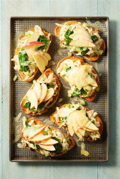 Открытые бутерброды с курицей и яблоком
