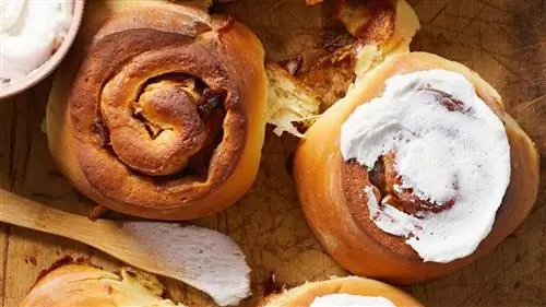 Гигантские булочки с яблоком и клюквой и корицей