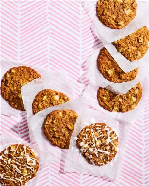 Jumbo Apple-Oatmeal Cookies на фоне белой и розовой полосы