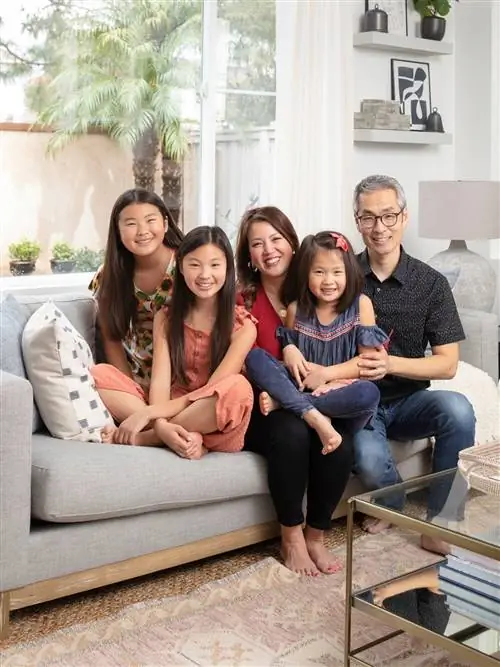 Семья дочери Аниты Трэвис Йокота в современной гостиной диван