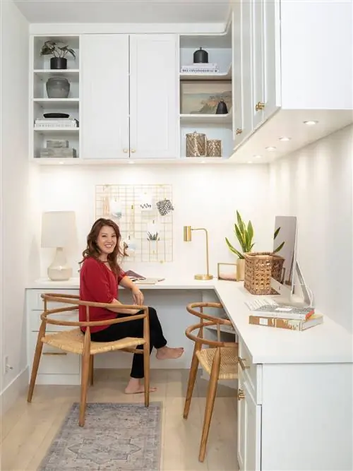 Женский маленький минималистский офисный уголок, встроенные письменные шкафы, стулья середины века