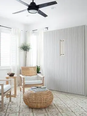 Ярко-белая комната для гостей