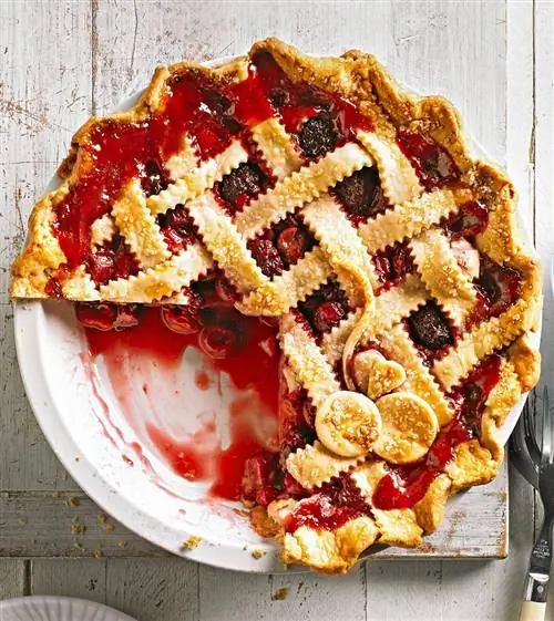 Вишневый пирог с ягодами