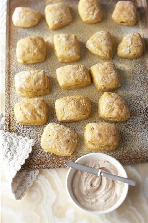 Пряные рулетики из сладкого картофеля с корицей и маслом