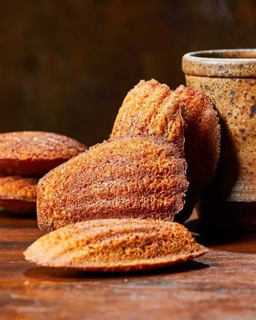 Cinnamon-Ginger Madeleines с коричневой кофейной кружкой в крапинку
