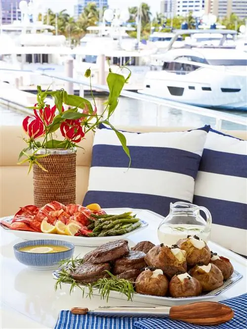 стол яхта еда филе миньон картофель спаржа лобстер сервировка
