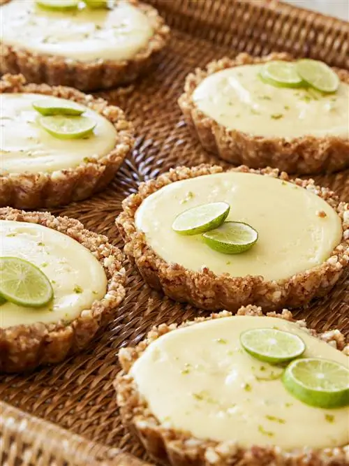 индивидуальный пирог с лаймом, десерты, корочка из крекера Грэма, плетеный поднос