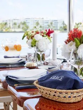 яхта ужин стол корзина грация голубая салфетка цветы