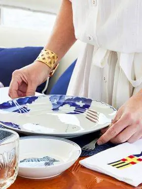 женщина руки морская синяя чаша тарелка вилки установка места