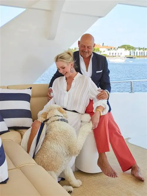 мужчина женщина собака красный белый синий яхта сидение на лодке