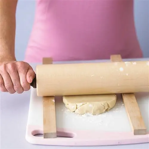 песочное печенье со скалкой