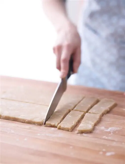 кусочки теста для печенья, вырезанные ножом