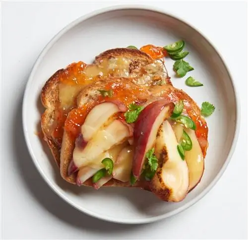 Жареная груша с ветчиной