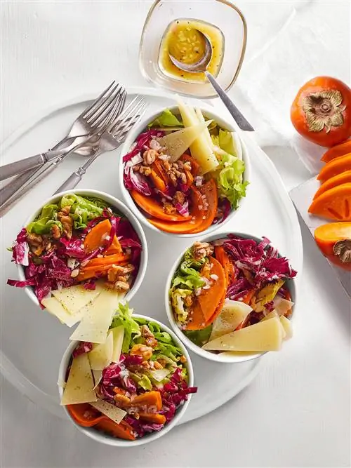 Эскарол, радиккио и салат из хурмы Фую