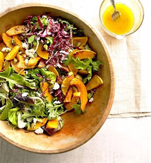 Салат из карамелизированных тыкв с фисташками и козьим сыром