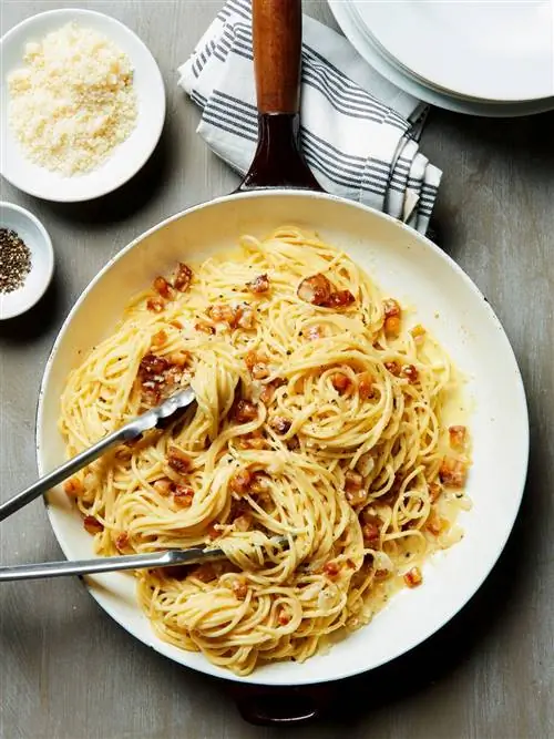 Спагетти карбонара в сковороде с щипцами