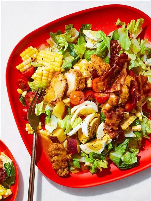 Салат Кобб с курицей и вафлями