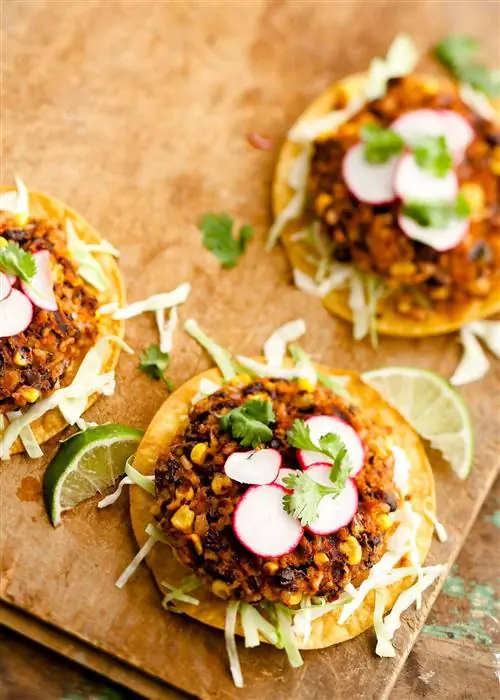 бургер с чипотле из черной фасоли