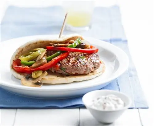 Бургеры из свинины, обжаренные на сковороде, перец, грибы