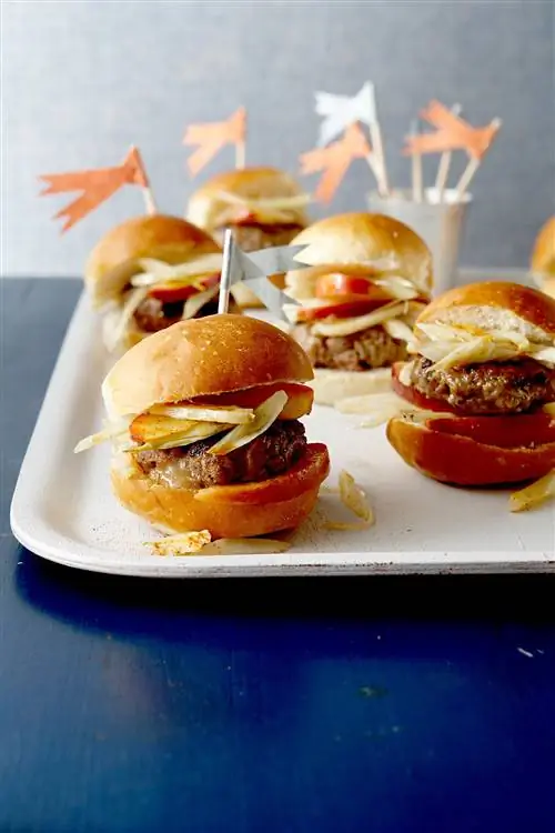 Слайдеры с фаршированными колбасками