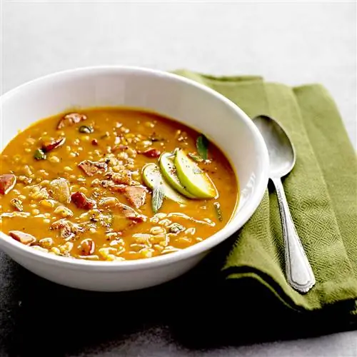 Суп из тыквы, ячменя и шалфея