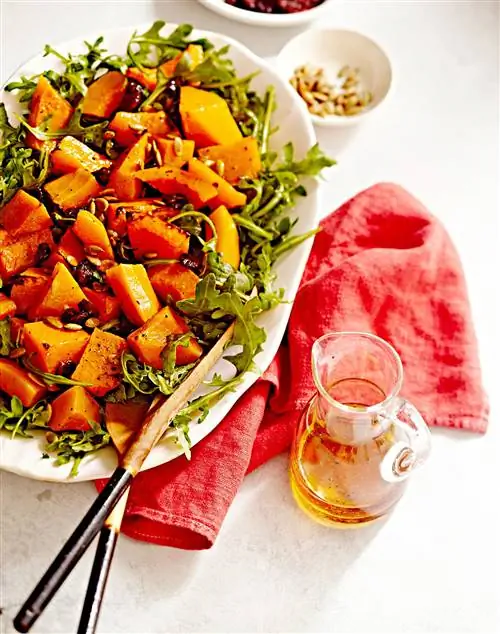 Салат из жареной тыквы, рукколы и сушеной вишни