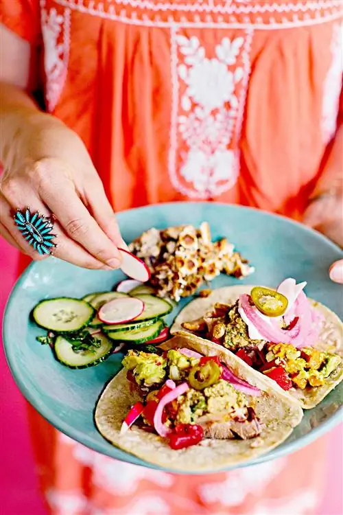 Тако из жареной свинины с соусом из тыквенных семечек