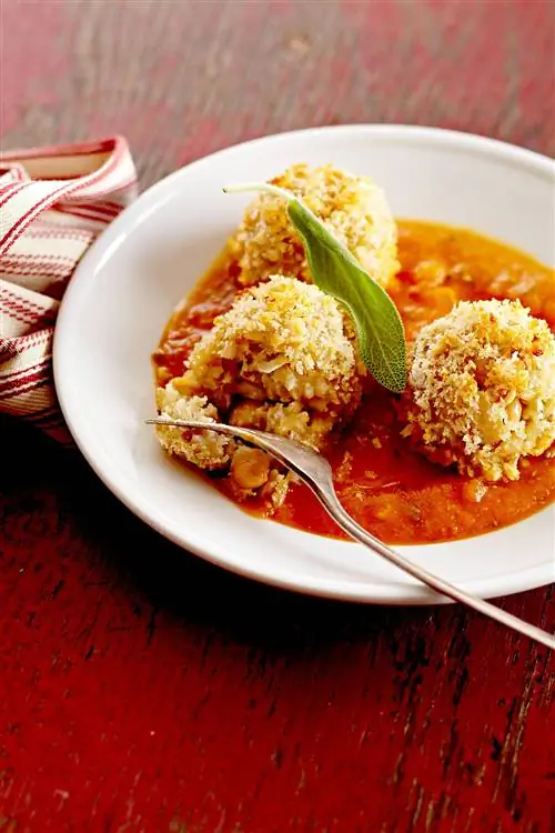 Сырные бобовые и рисовые кусочки с соусом из тыквы и шалфея