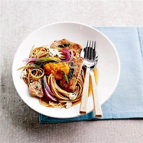 Чаша с лапшой из свинины и тыквы