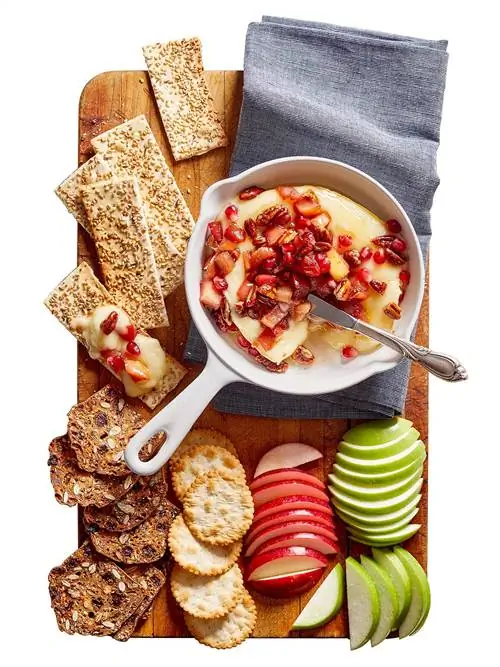 Бри с яблоком и гранатом