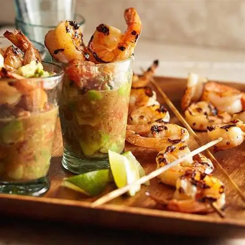 Тигровые креветки на гриле с чили-лаймом и коктейльным соусом из авокадо