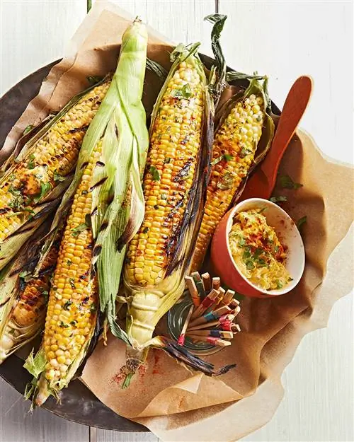 Жареная кукуруза с копченым лаймовым маслом