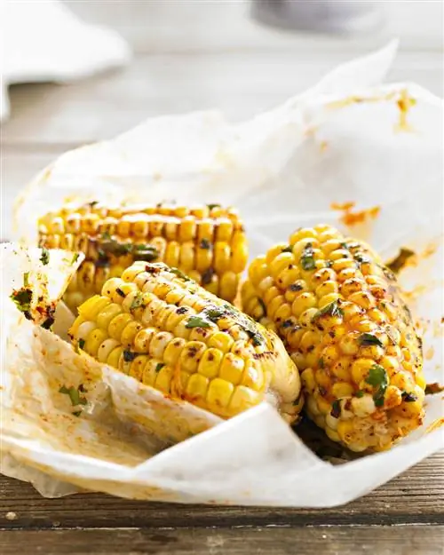 Элоте Асадо (кукурузные початки на гриле с чили и лаймом)