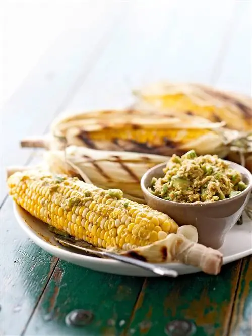Маринованная кукуруза на гриле с маслом чили-авокадо