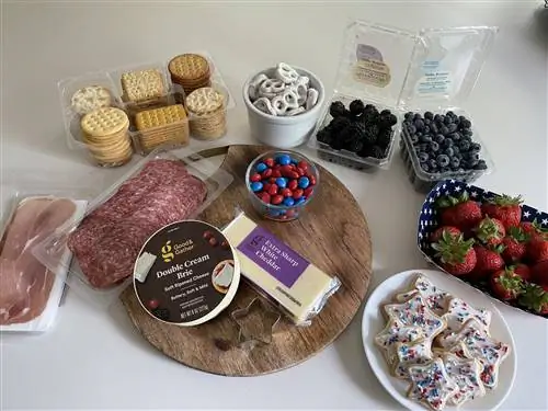 колбасная доска с красной и синей едой колбасная доска с красной и синей едой