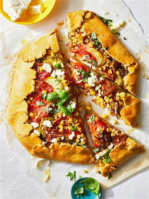 Кростата из кукурузы с помидорами и соусом Queso Fresco