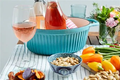 стакан игристых розовых бутылок со льдом crudites стакан игристых розовых бутылок со льдом crudites