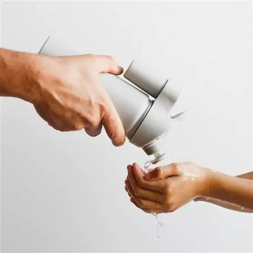 человек льет воду из suds2go на руки