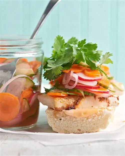 Бутерброд с тофу и маринованными овощами